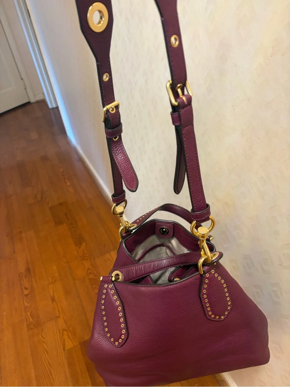 🔥Michael Kors Burgundy Leather Shoulder Bag with Gold Hardware🔥